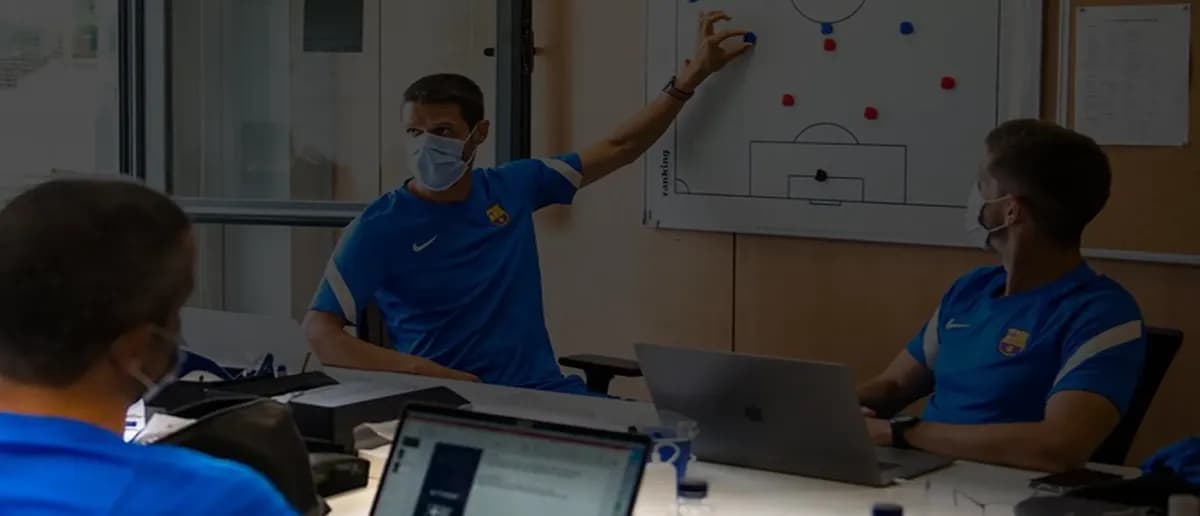 خلفية الملعب